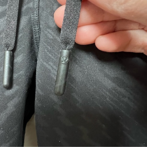 Lululemon Jet Crop Slim Luxtreme Shifted Horizon Embossed Black Jogger Pants - Picture 9 of 14